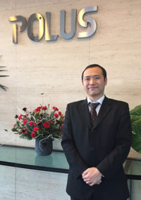 POLUS岩本さまと会社ロゴ